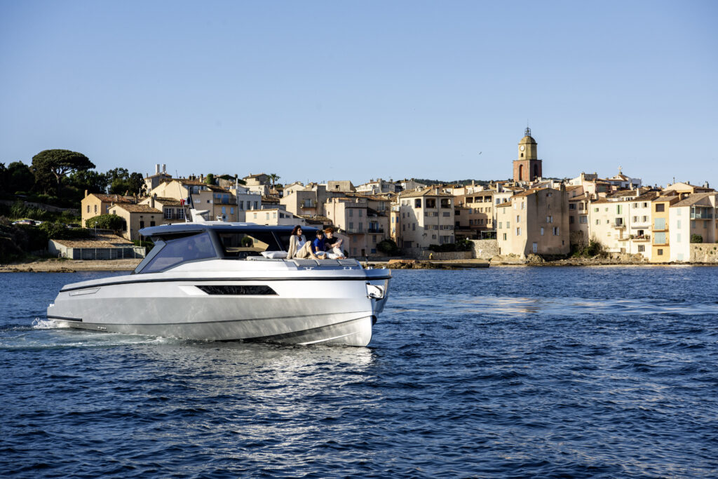 Santsavera Yacht devant st Tropez au levé du jour