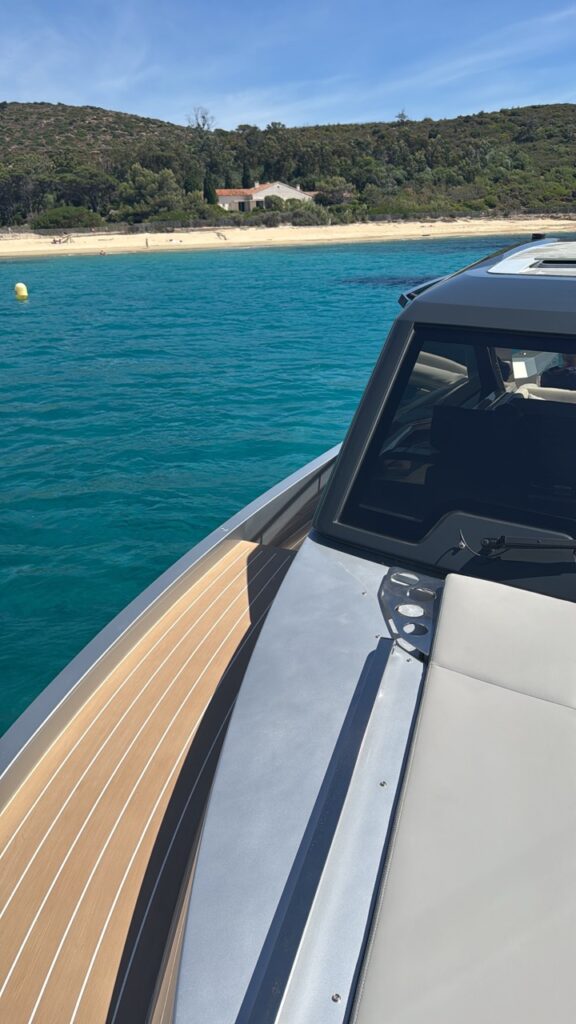 Yacht en face de la plage de Pampelonne