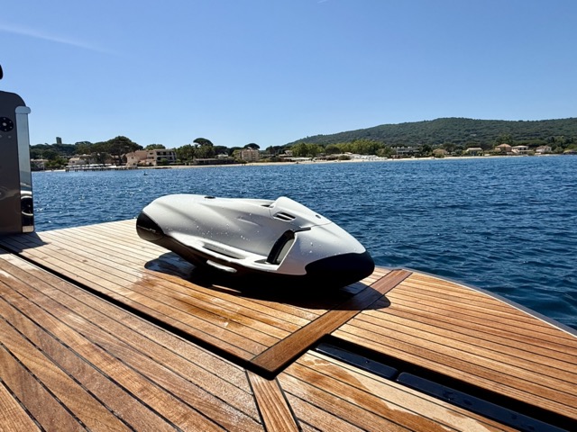 Yacht avec la passerelle dépliée pour un seabob, face à Pampelonne.