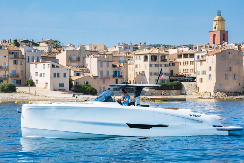 location bateau itinéraire Pampelonne passe devant le village de Saint-Tropez