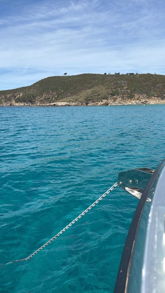 yacht privé en mouillage devant la plage de Pampelonne