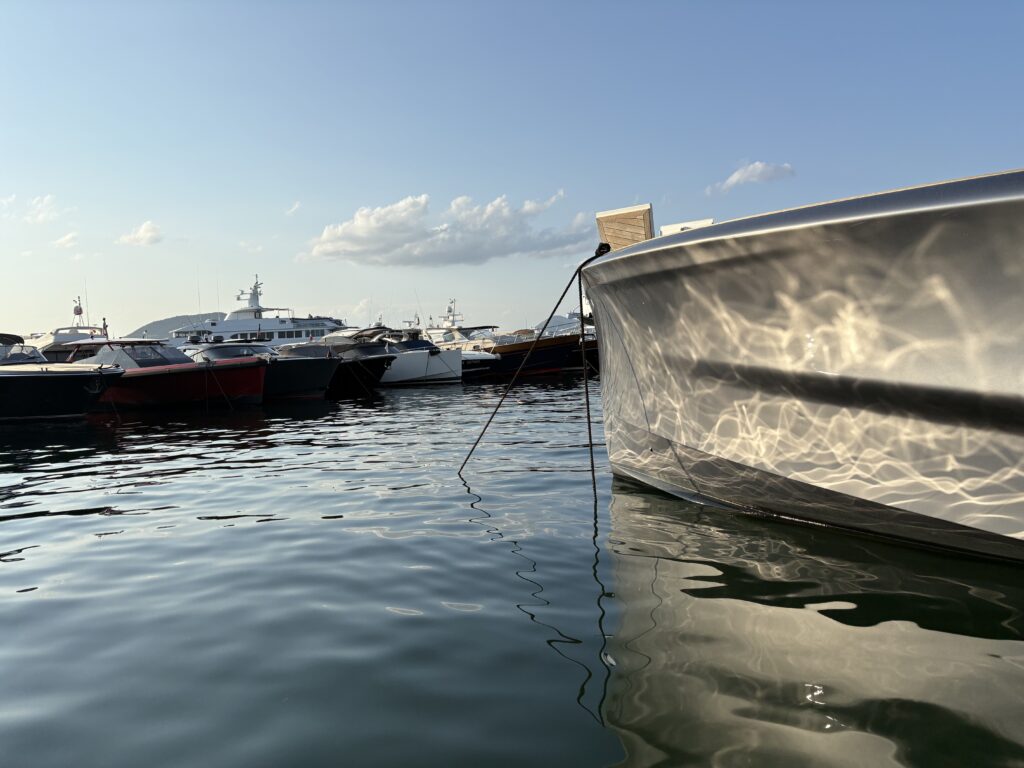Yacht naviguant sur la Méditerranée près de Saint-Tropez